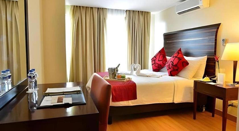 Lancaster Hotel Manila Mandaluyong Exterior photo