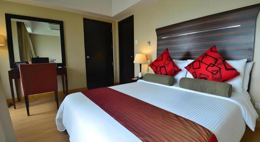 Lancaster Hotel Manila Mandaluyong Exterior photo